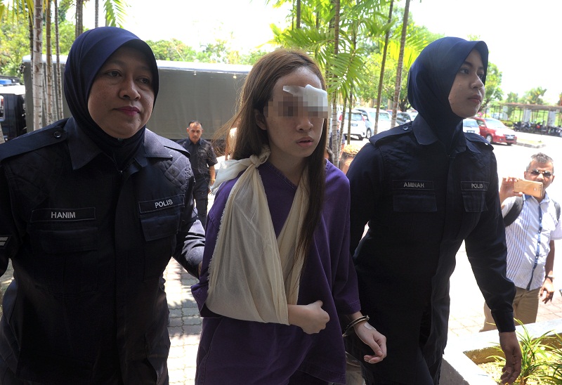 Remaja berusia 19 tahun dibawa di Mahkamah Majistret untuk mendapatkan tahanan reman bagi membantu siasatan ke atas tindakannya yang memandu secara melawan arus di Lebuhraya Utara-Selatan hingga meragut nyawa seorang juruteknik semalam.u00e2u20acu201d foto Bernama