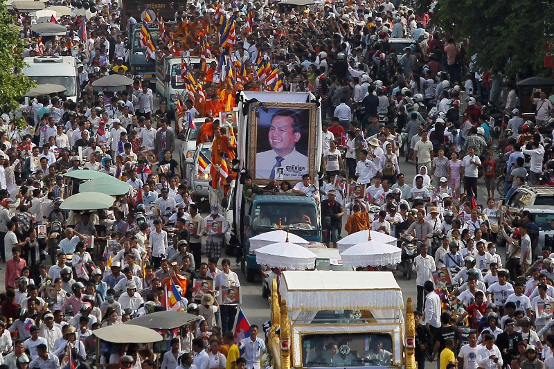 People attend a funeral procession carrying the body of Kem Ley, an anti-government figure and the head of a grassroots advocacy group, u00e2u20acu02dcKhmer for Khmeru00e2u20acu2122 who was shot dead on July 10, in Phnom Penh July 24, 2016. u00e2u20acu201d Reuters pic