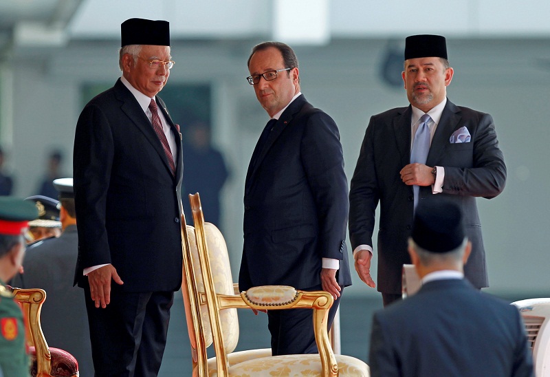 French President Francois Hollande (centre), walks with  Prime Minister Datuk Seri Najib Razak (left) and Yang di-Pertuan Agong Sultan Muhammad V after a welcome ceremony at the Parliament House in Kuala Lumpur March 28, 2017. u00e2u20acu201d Reuters pic