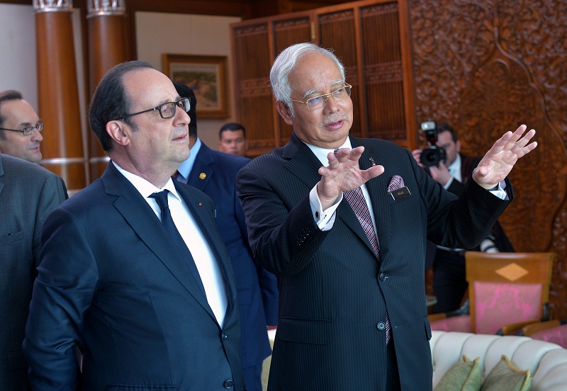 French President Francois Hollande speaks to Prime Minister Datuk Seri Najib Razak at the Perdana Putra building in Putrajaya March 28, 2017. u00e2u20acu201d Bernama pic