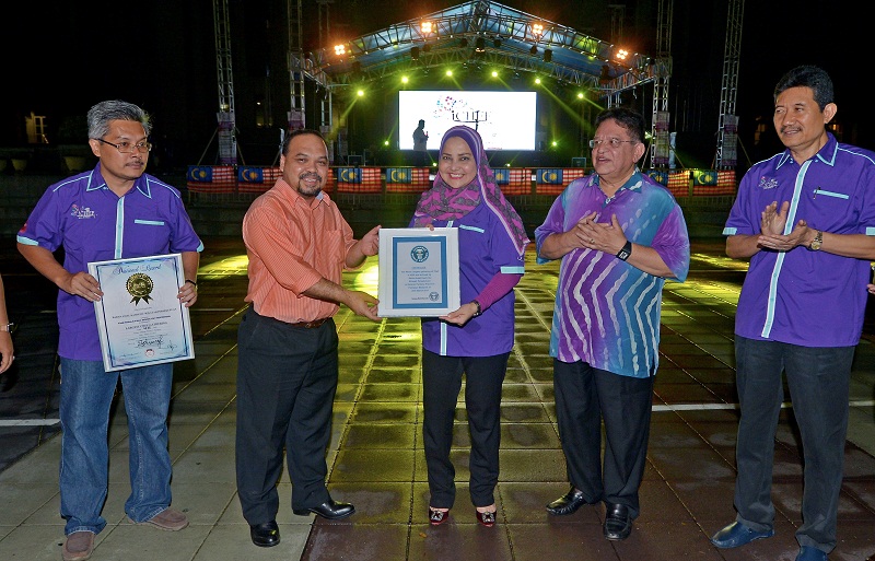 Federal Territories Minister Datuk Seri Tengku Adnan Tengku Mansor (second right) at the iCHEF 2017 event's award ceremony in Putrajaya March 25, 2017. u00e2u20acu201d Bernama picn 