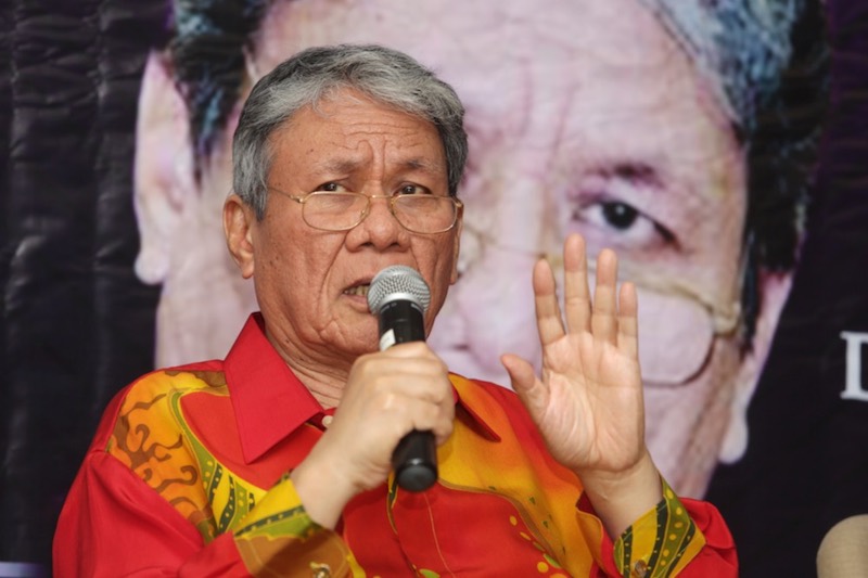 Former Chief Justice Tun Ahmad Fairuz Abdul Halim speaks at a special lecture on Islam as the law of the land at the Majestic Hotel in Kuala Lumpur, March 25, 2017. u00e2u20acu201d Picture by Choo Choy May