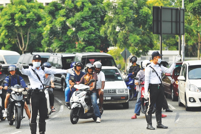 Police on  traffic control at Bulatan Pahang, near Kuala Lumpur Hospital. u00e2u20acu201d Malay Mail pic