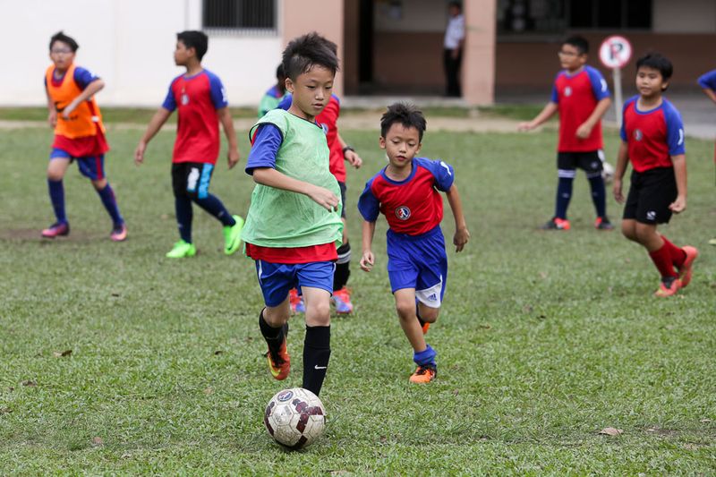 The kids going through their paces... although they have only just picked up the game, they play with a lot of heart and that is what impresses Azmeel. — Picture by Choo Choy May