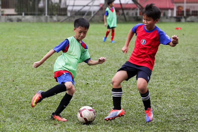 The kids going through their paces... although they have only just picked up the game, they play with a lot of heart and that is what impresses Azmeel. — Picture by Choo Choy May