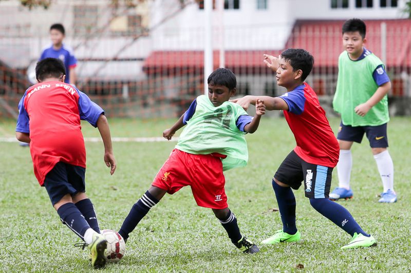 The kids going through their paces... although they have only just picked up the game, they play with a lot of heart and that is what impresses Azmeel. — Picture by Choo Choy May