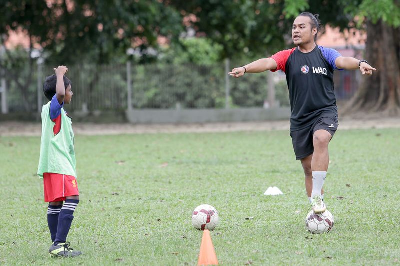 Azmeel Firdaus has faith in his players despite their having no experience in playing football.  — Picture by Choo Choy May