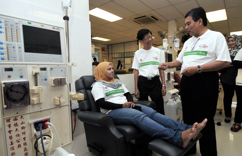Deputy Health Minister Datuk Seri Dr Hilmi Yahaya (right) visiting the Province Wellesley Renal Medifund Dialysis centre in Bukit Mertajam, March 5, 2017. u00e2u20acu201d Bernama pic