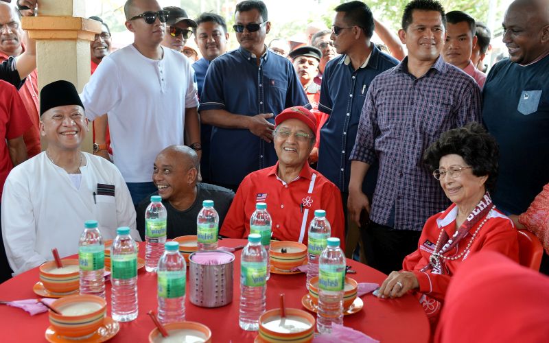 Datuk Seri Nazri Aziz (left) shares a light banter over cendol with Tun Dr Mahathir Mohamed (centre) and his wife, Tuni Dr Siti Hasmah Ali in Kuala Kangsar, Perak, March 25, 2017. u00e2u20acu201d Bernama pic