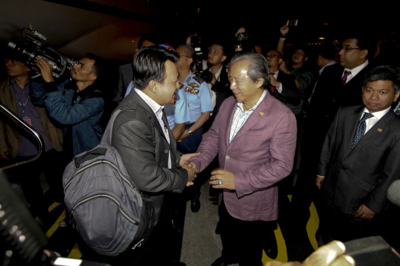 Mohd Nor Azrin Md Zain (left), counsellor at Malaysia's embassy in Pyongyang, is welcomed by Datuk Seri Anifah Aman upon his arrival at the Kuala Lumpur International Airport. u00e2u20acu2022 Bernama pic