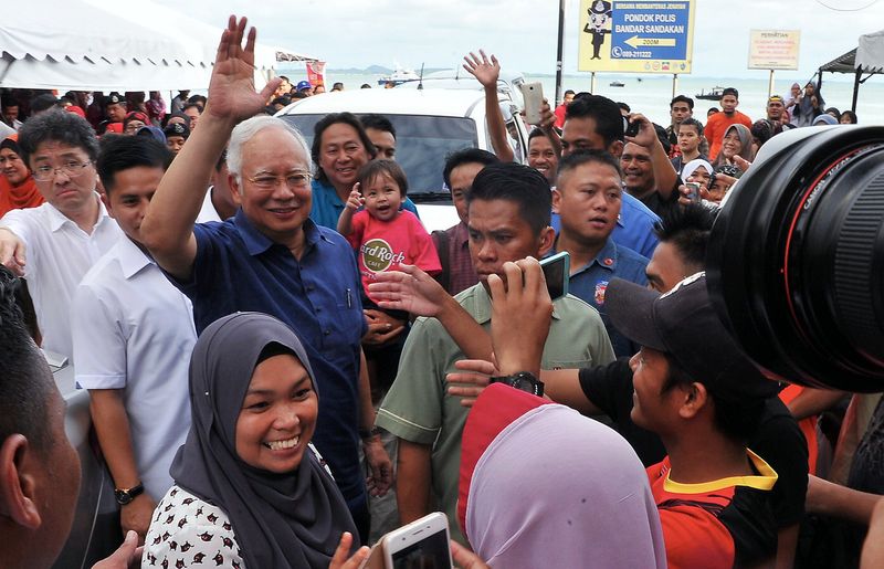 Prime Minister Datuk Seri Najib Razak waving to the crowd during a walkabout at Harbour Square in Sandakan, March 3, 2017. u00e2u20acu201d Bernama pic