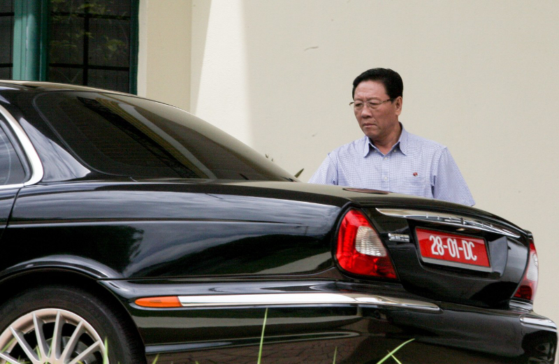 Duta Besar Korea Utara ke Malaysia, Kang Chol dilihat memasuki kereta dipercayai menuju Ibu Pejabat Imigresen di Putrajaya bagi proses penghantaran pulang suspek yang dibebas dan diusir, Ri Jong-chol ke negara asalnya 3 Mac 2017. u00e2u20acu201d Foto Bernama