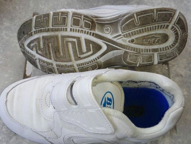 Tapak kasut sekolah Bata yang didakwa menyerupai kalimah Allah namun dinafikan KDN. u00e2u20acu201d Foto ihsan Facebook/PerakAjeerr