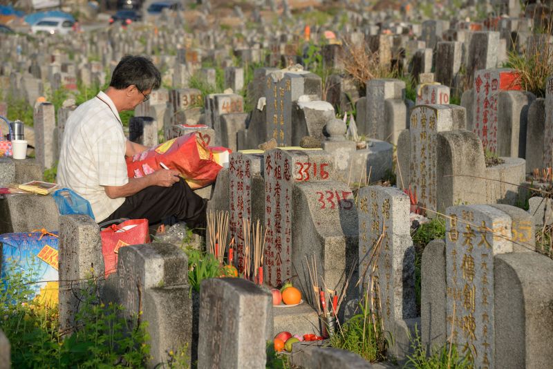 A man is seen offering prayer items at the grave of his ancestors during the u00e2u20acu02dcCheng Bengu00e2u20acu2122 festival in Penang March 31, 2017. u00e2u20acu2022 Picture by KE Ooi