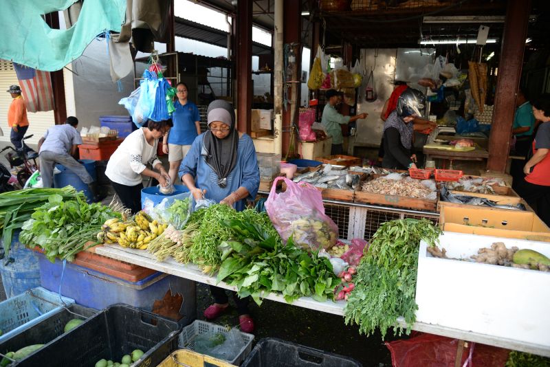 The Jeti Lama Market has a mix of vegetable and seafood stalls within the main building and at its side extensions.