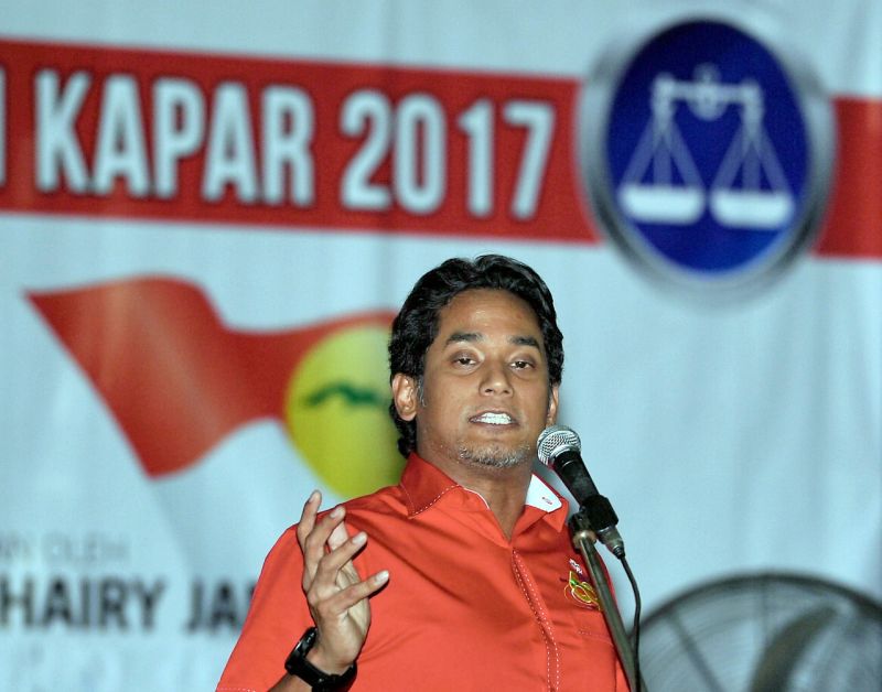 Ketua Pergerakan Pemuda Umno merangkap Menteri Belia Dan Sukan Khairy Jamaluddin menyampaikan ucapan perasmian serentak Persidangan Cawangan Umno Bahagian Kapar 2017 di SK Rantau Panjang semalam, 16 Mac 2017. u00e2u20acu2022 Foto Bernama
