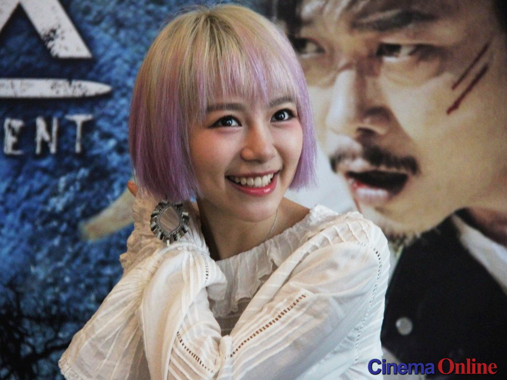 Lin Min Chen achieved Insta-fame through her famous u00e2u20acu02dcholding thingsu00e2u20acu2122 photos. u00e2u20acu201d CinemaOnline pic