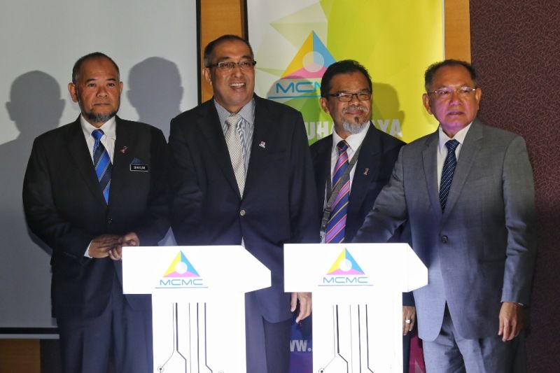 Datuk Seri Dr Salleh Said Keruak (second left) launched a new portal named sebenarnya.my at the The Malaysian Communications and Multimedia Commission (MCMC) headquarters today. u00e2u20acu2022 Picture by Saw Siow Feng