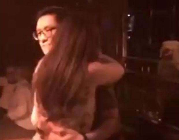 Video menunjukkan lelaki berkenaan tidak menolak wanita tersebut apabila dipeluk dan diajak menari. u00e2u20acu201d Paparan skrin Facebook/Adam