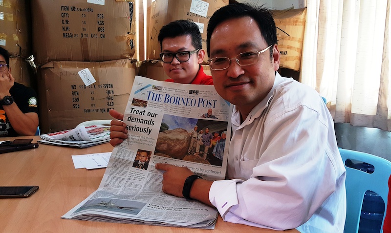 Sarawak DAP chairman Chong Chieng Jen, at a press conference, showing a published statement by Barisan Nasional Backbenchers Club expressing its anger at Petronas, April 19, 2017. u00e2u20acu201d Picture by Sulok Tawie