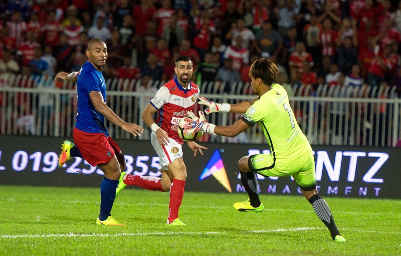 Penjaga gol JDT Mohd Farizal Marlias (kanan) berjaya menyelamatkan gawang golnya daripada pemain Kelantan Mohamad Ghaddar (tengah) pada perlawanan Liga Super di Stadium Sultan Muhammad Ke-IV malam tadi.u00e2u20acu201d Foto Bernama