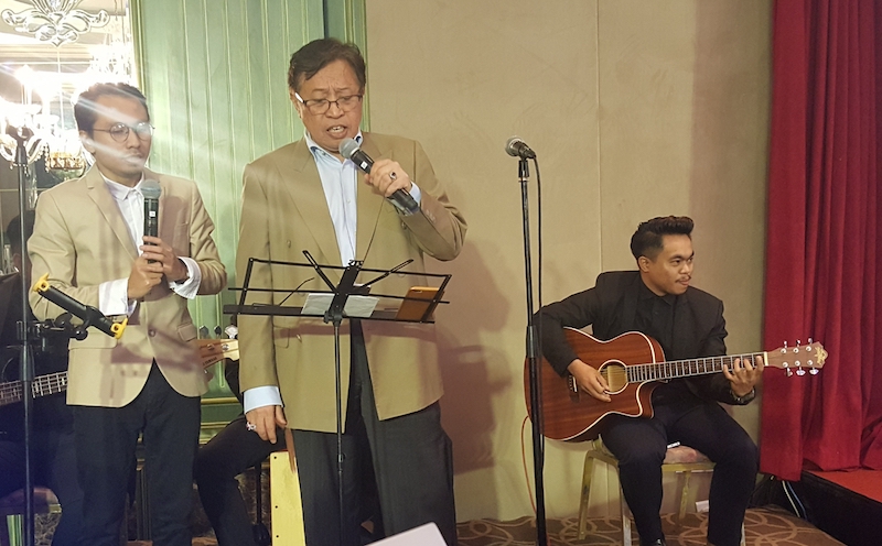 Chief Minister Datuk Amar Abang Johari Openg crooning a Malay number at the special session with the media, April 22,2017. u00e2u20acu201dn Picture by Sulok Tawie