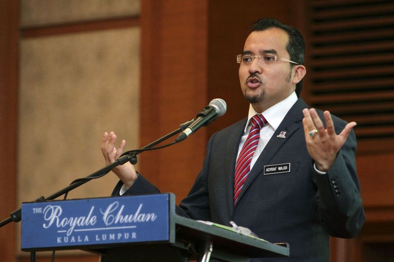 Datuk Dr Asyraf Wajdi Dusuki speaks at the u00e2u20acu02dcSeminar On Zakat, Waqf And Sadaqa 2017u00e2u20acu2122 in Kuala Lumpur April 19, 2017. u00e2u20acu2022 Picture by Yusof Mat Isa