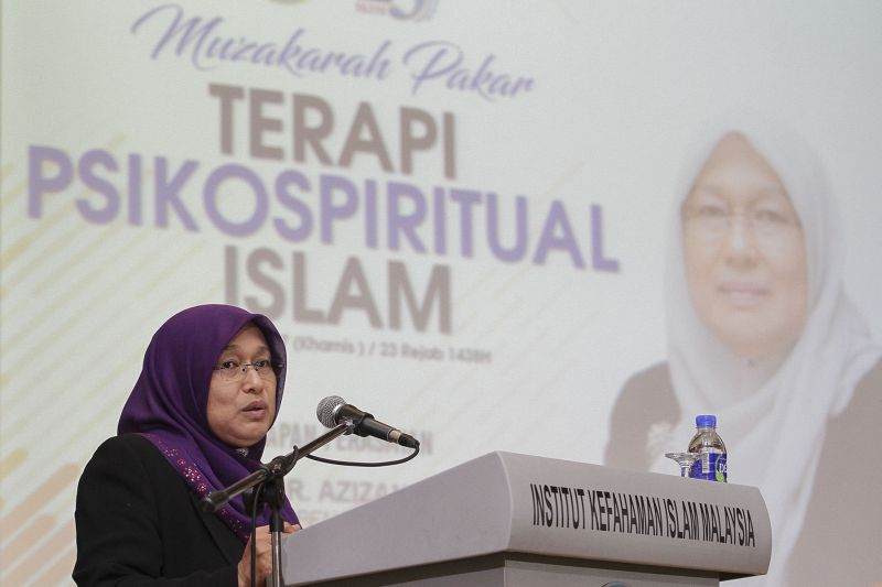 Datuk Prof Dr Azizan Baharuddin speaks at the u00e2u20acu02dcMuzakarah Pakar Terapi Psikospiritual Islamu00e2u20acu2122 talk in Kuala Lumpur April 20, 2017. u00e2u20acu2022 Picture by Yusof Mat Isa