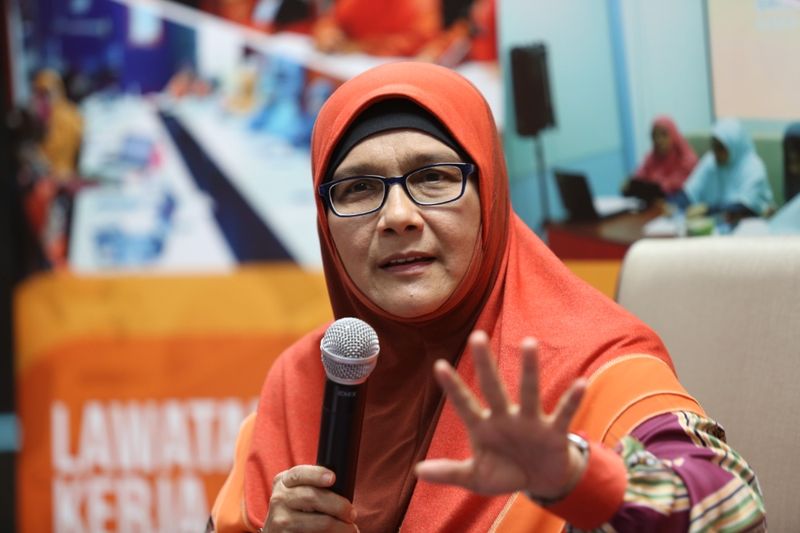 Amanah Women's chief, Dr Siti Mariah Mahmud speaking during the AWAN forum on child rape, April 5, 2017. u00e2u20acu201d Picture by Saw Siow Feng