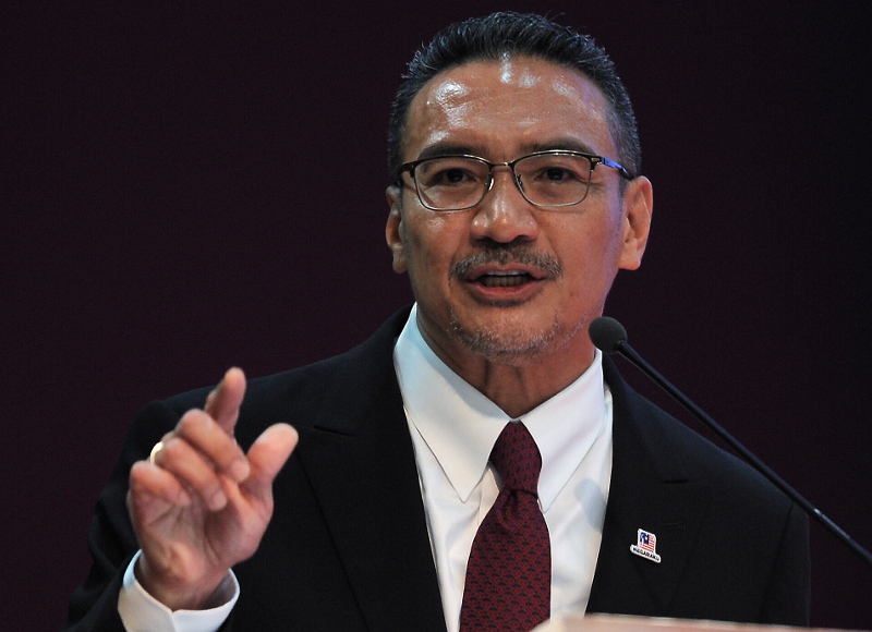 Minister of Defense and Minister with Special Functions in the Prime Ministeru00e2u20acu2122s Department Datuk Seri Hishammuddin Hussein speaking during the presentation of Excellence Service Award at Wisma Perwira, April 17, 2017. u00e2u20acu201d Bernama pic