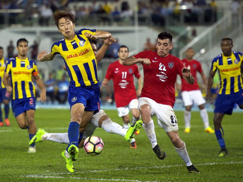 Pemain Pahang Jaewon Heo diasak pemain Johor Darul Takzim (JDT) Mohamad Fadhli Mohd Shas pada perlawanan Suku Akhir Pertama Piala FA di Stadium Darul Makmur malam tadi. u00e2u20acu201d Foto Bernama
