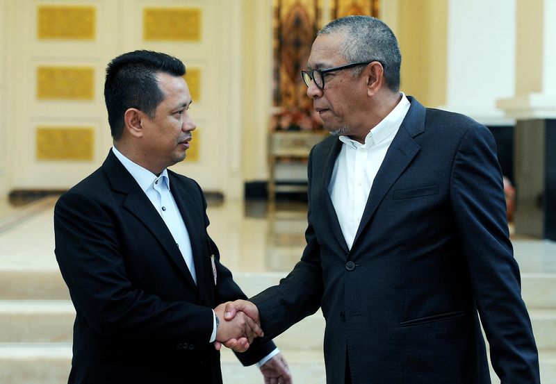 Datuk Seri Mohamad Norza Zakaria greets Tan Sri Mohamed Al Amin Abdul Majid (right) at a press conference at Seri Perdana, Putrajaya, April 20, 2017. u00e2u20acu201d Bernama pic