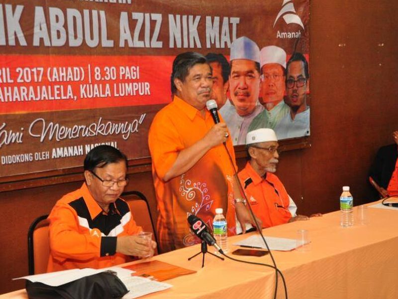 Mohamad Sabu (tengah) ketika berucap di seminar pemikiran Datuk Nik Abdul Aziz anjuran Amanah di Kuala Lumpur, 9 April 2017. u00e2u20acu201d Foto ihsan Facebook/Parti Amanah Negara 