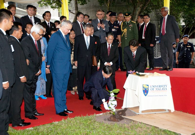 Japanu00e2u20acu2122s Crown Prince Naruhito, accompanied by the Sultan of Perak Sultan Nazrin Shah Muizzuddin (fourth left), planting a tree at the University of Malaya (UM) in conjunction with a five-day official visit to Malaysia, April, 2017. u00e2u20acu201d Bernama pic