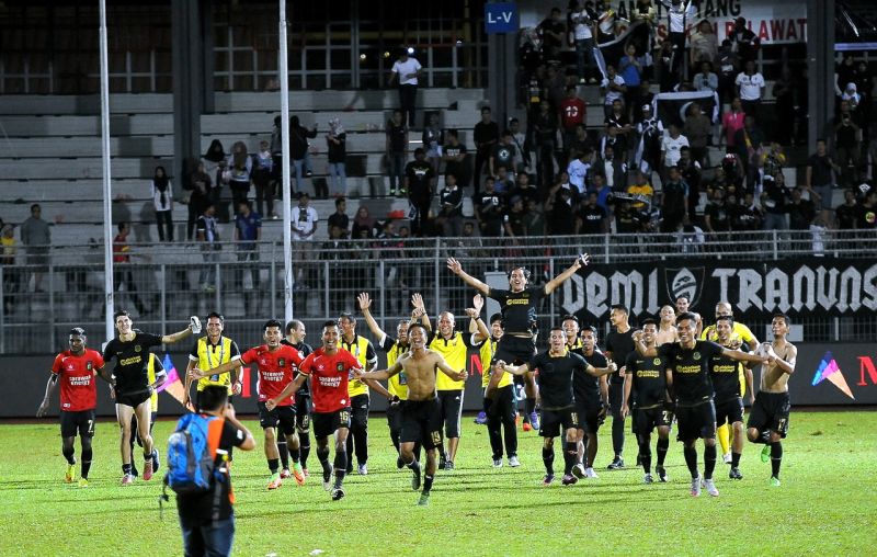 Pemain Terengganu meraikan kemenangan selepas mengalahkan Sarawak dengan sepakan penalti pada perlawanan Suku Akhir Piala FA di Stadium Negeri malam ini. u00e2u20acu201d Foto Bernama
