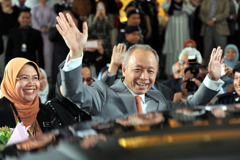 Tun Arifin Zakaria pada sesi meninggalkan Istana Kehakiman pada hari terakhir perkhidmatannya semalam. u00e2u20acu201d Foto Bernama