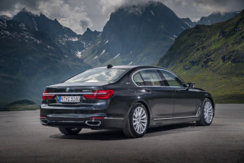 The rear view of the all-new BMW 740Le xDrive.