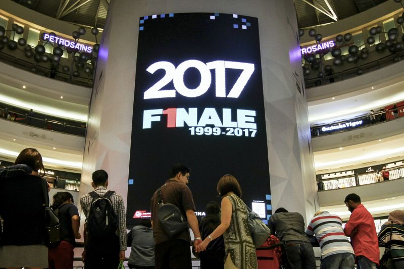 Para pengunjung menyaksikan pelancaran Formula 1 Grand Prix Malaysia 2017 yang terakhir di Kuala Lumpur 15 April, 2017. u00e2u20acu2022 Foto Bernama