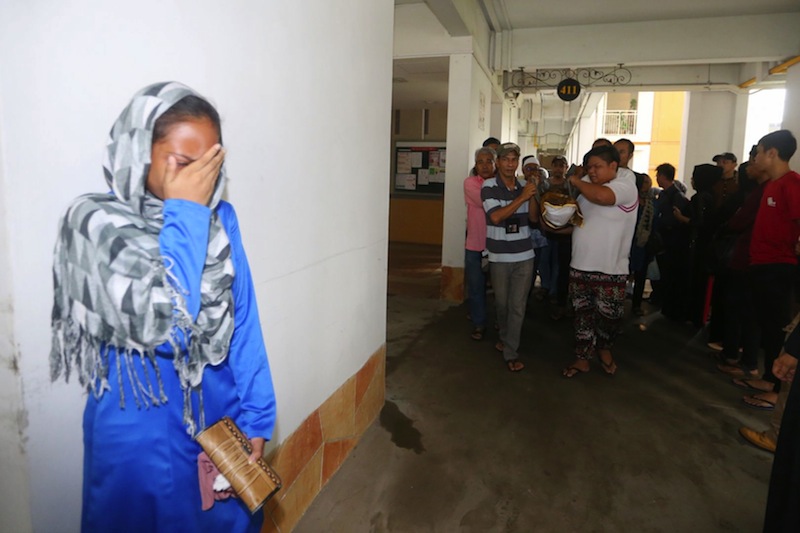 Relatives mourn during the funeral of Muhammad Hambali Sumathi in Eunos on April 25, 2017.u00c2u00a0u00e2u20acu201d TODAY pic