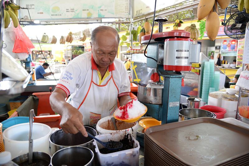 Lee Eng Lai making a bowl of ice kacang at his stall in New World Park, George Town, Penang, April 20, 2017. u00e2u20acu201d Picture by KE Ooi