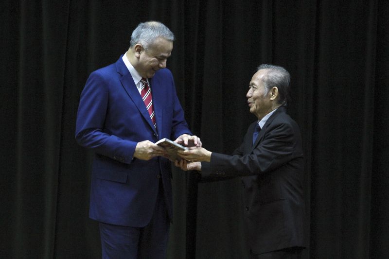 Sultan Nazrin Muizzuddin Shah (left) launched Tan Sri Dr Khoo Kay Kim’s (right) book ‘I, KKK: The Autobiography of a Historian’ in Kuala Lumpur April 12, 2017.
