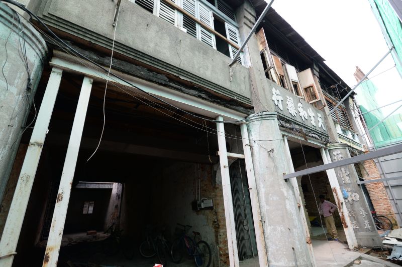 \The frontage of the five shophouses along Kimberley Street.