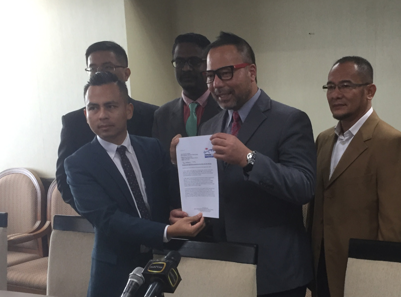 PBRu00e2u20acu2122s Datuk Khairuddin Abu Hassan submitting his partyu00e2u20acu2122s application to Pakatan Harapan representative Fahmi Fadzil, April 4, 2017. u00e2u20acu201d Picture by Kamles Kumar
