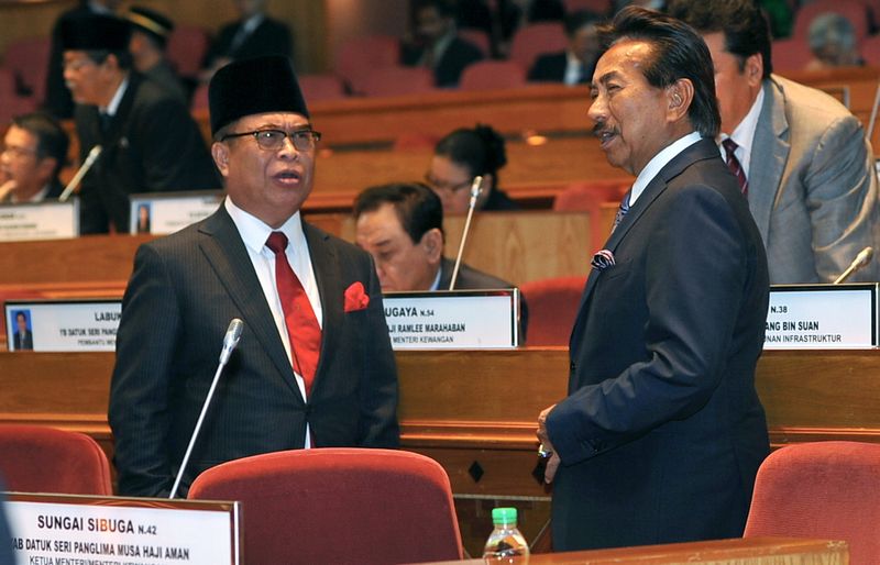 KOTA KINABALU, 13 April -- Ketua Menteri Sabah Datuk Seri Musa Aman (kanan) berbincang sesuatu bersama Timbalan Ketua Menteri Datuk Seri Yahya Hussin sebelum Persidangan Dewan Undagan Negeri Sabah bermula hari ini.n--fotoBERNAMA