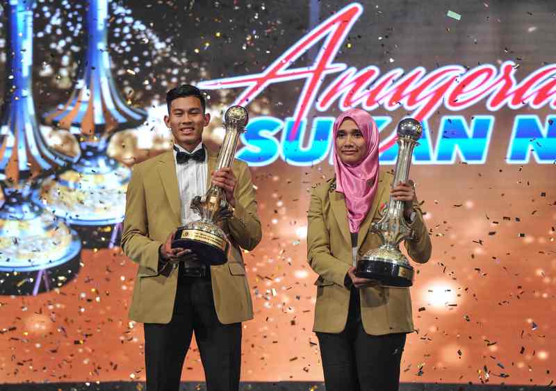 Pemenang Anugerah Olahragawan Kebangsaan Abdul Latif Romly (kiri) dan Pemenang Anugerah Olahragawati KebangsaanSiti Rahmah Mohamed Nasir (kanan) bergambar pada Majlis Anugerah Sukan Negara 2016. u00e2u20acu201d Foto Bernama