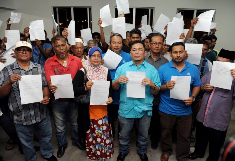 Ketua Aktivis PPBM Bahagian Rembau, Mohd Anas Sudin (empat, kiri) dan ahli PPBM bahagian itu menunjukkan borang keluar parti berikutan hilang kepercayaan kepada pucuk pimpinan PPBM. u00e2u20acu201d Foto Bernama