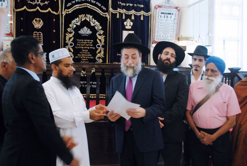 Imam Nalla Mohamed Abdul Jameel (second from left) meeting Rabbi Mordechai Abergel at the Maghain Aboth Synagogue yesterday. u00e2u20acu201d TODAY pic
