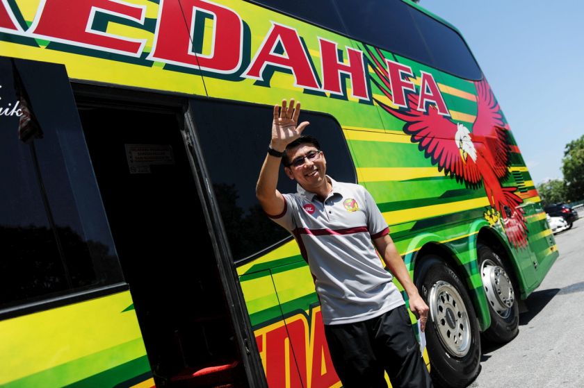 Jurulatih Kedah, Tan Cheng Hoe melambaikan tangan kepada jurufoto sebelum menaiki bas bagi menghadapi perlawanan suku akhir Piala FA menentang pasukan PKNP di perkarangan Stadium Darul Aman, Alor Setar 20 April, 2017. u00e2u20acu201d Foto Bernama