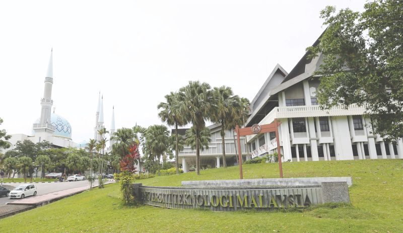 The Sultan Ibrahim Chancellery Building (right) and the Sultan Ismail mosque (left) of UTM. u00e2u20acu201d Malay Mail pic
