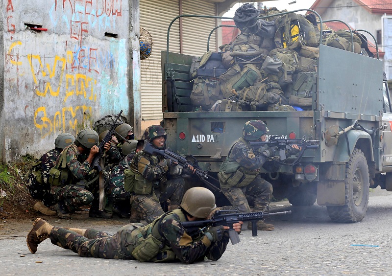 Government troops are seen during an assault on insurgents from the so-called Maute group, who have taken over large parts ofu00c2u00a0Marawiu00c2u00a0City, inu00c2u00a0Marawiu00c2u00a0City, southern Philippines May 25, 2017. u00e2u20acu201d Reuters pic